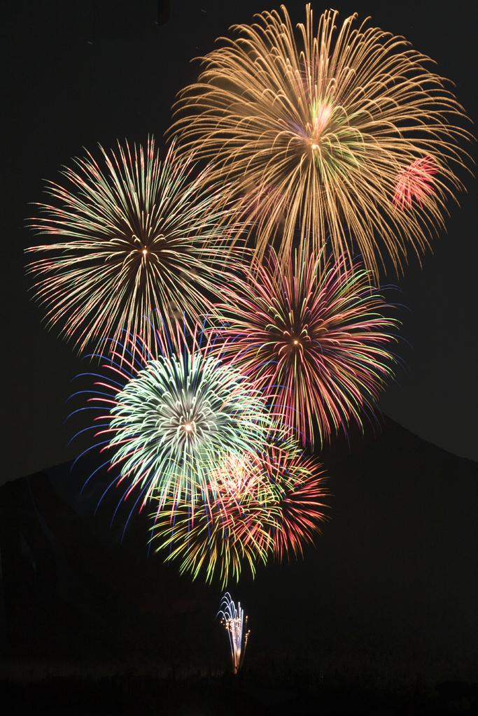 第58回かいもん夏祭り開催！ 開聞岳と花火が彩る夏の一夜
